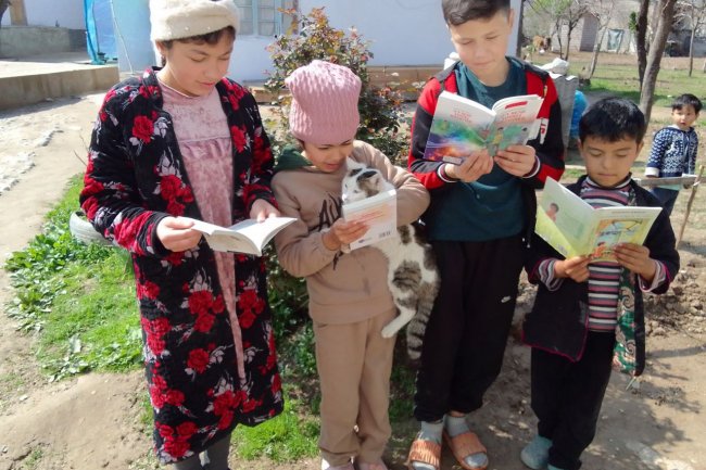 Kitob insonni oʻqituvchi singari  tarbiyalay oladigan muaʼllimdir